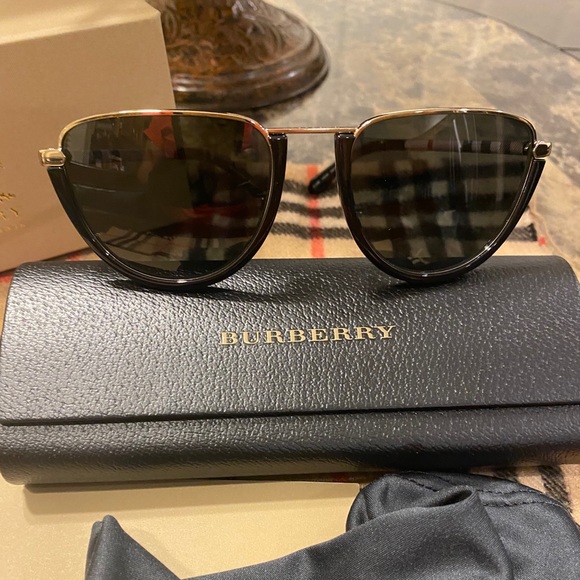 Authentic Burberry UNISEX Sunglasses main image 6